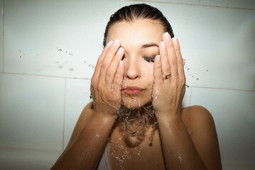 Naklejka premium young woman in bath
