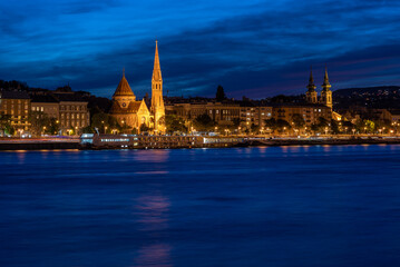 Fototapeta premium Night cityscape view of Danube river and Budapest capital of Hungary
