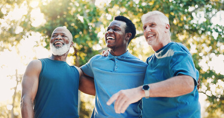 Obraz premium Senior, men and laughing for fitness outdoor of mobility training, funny discussion and morning routine. Below, people and coach with embrace of conversation, exercise joke and cardio workout at park