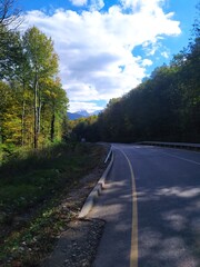 Fototapeta premium paved highway in a mountainous area in early autumn with panoramic views