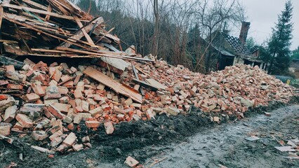 Rozbierać stary budynek.