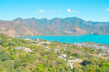 Obraz premium Hermosa fotografía del lago de Atiltán tomada en un día soleado.