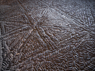 Suelo antiguo empedrado con piedras y guijarros