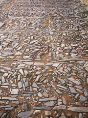 Suelo antiguo empedrado con piedras y guijarros