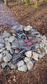 Cuisine sauvage sur le feu dans la for&ecirc;t
