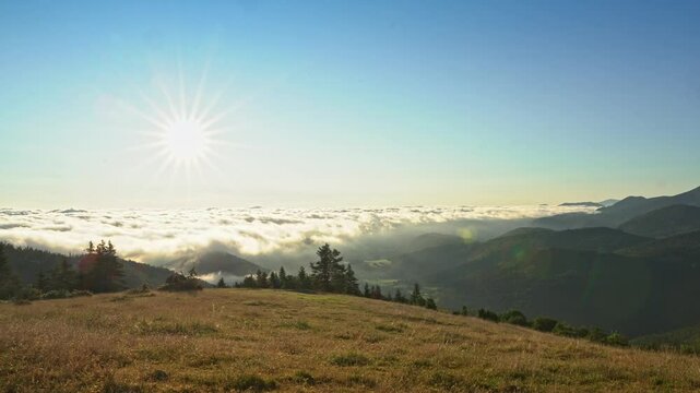 Randonneur traversant le paysage d'une vall&eacute;e des Pyr&eacute;n&eacute;es un matin d'&eacute;t&eacute;