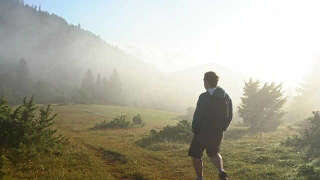 Randonneur dans la brume au sommet d'une montagne des Pyr&eacute;n&eacute;es un matin d'&eacute;t&eacute;