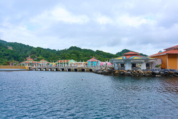 Obraz premium Colorful Buildings at the Port of Roatan, Honduras