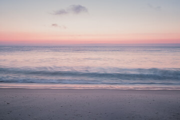 Tranquil Ocean Sunrise Photos – Serene Seascapes, Golden Hour Waves & Peaceful Coastal Horizons