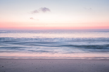 Tranquil Ocean Sunrise Photos – Serene Seascapes, Golden Hour Waves & Peaceful Coastal Horizons