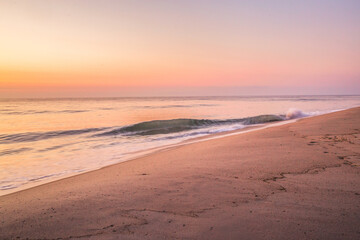 Tranquil Ocean Sunrise Photos – Serene Seascapes, Golden Hour Waves & Peaceful Coastal Horizons