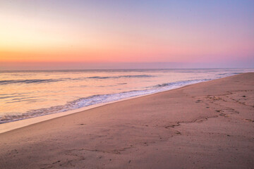 Tranquil Ocean Sunrise Photos – Serene Seascapes, Golden Hour Waves & Peaceful Coastal Horizons