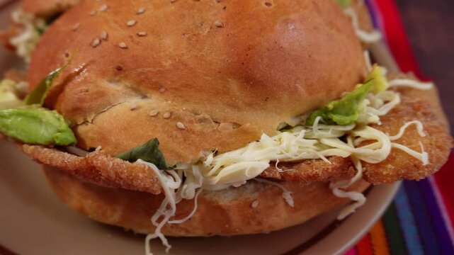Toma a  detalles  de cemita poblana, en mesa, comida mexicana