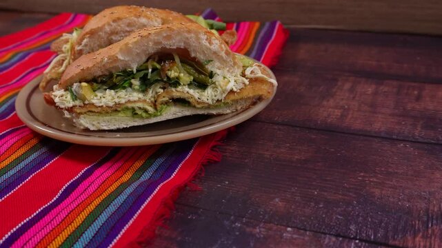 Toma  de acercamiento y alejamiento a cemita poblana, comida mexicana