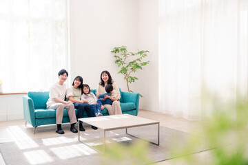 リビングでリラックスをするファミリー