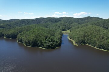 Uma paisagem na represa de Paraitinga, na cidade de Salésópolis, estado de São Paulo, Brasil, em uma imagem aérea obtida com drone.