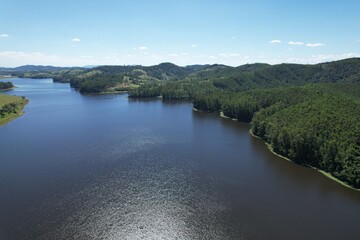 Uma paisagem na represa de Paraitinga, na cidade de Salésópolis, estado de São Paulo, Brasil, em uma imagem aérea obtida com drone.