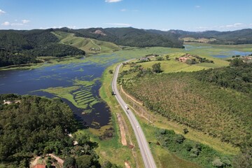 Uma estrada ao lado da represa em Sales&oacute;polis, estado de S&atilde;o Paulo, Brasil, em uma foto a&eacute;rea obtida com drone.