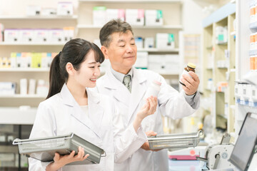 Obraz premium 薬局・病院・ドラッグストアで働く薬剤師（処方箋・薬・サプリメント） 