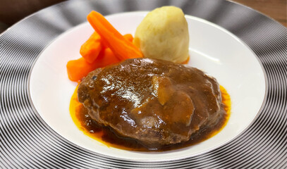 デミグラスハンバーグ　温野菜添え