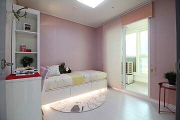 Un dormitorio lindo con cama y escritorio