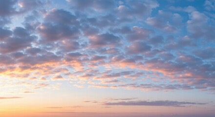 Obraz premium Vibrant sunset clouds create a serene atmosphere in the sky.
