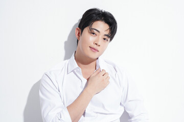 白いシャツを着た若い男性の爽やかな美容ポートレート
