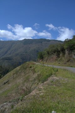 Vias de comunicacion y parques en el Tachira.
Una gran red de autopistas y caminos rurales para el desplazamiento de turistas y tachirenses y muchos parques donde pasar un rato agradable.