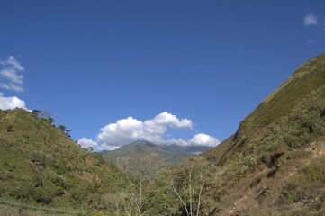 La gran cantidad de montañas y su verdor natural proporciona grandes cantidades de agua utiles a...
