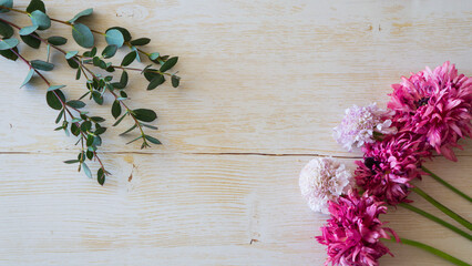 上品なボタニカル：木目背景とピンクの花の静かな美しさ