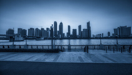 Obraz premium Stunning City Skyline at Dusk with a Serene River View