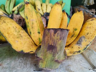 The potassium contained in bananas can help regulate fluid and electrolyte balance so that blood pressure remains stable.