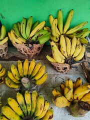 The potassium contained in bananas can help regulate fluid and electrolyte balance so that blood pressure remains stable.