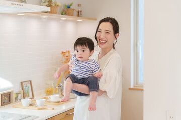 キッチンにいるママと子供