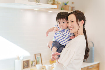 キッチンにいるママと子供
