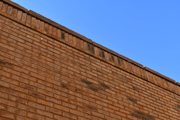 Obraz premium Old brick wall with beautiful blue sky.