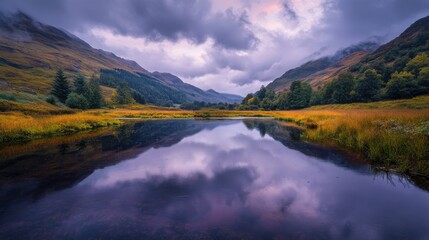 Obraz premium Serene Autumn Lake Reflection in Mountain Valley