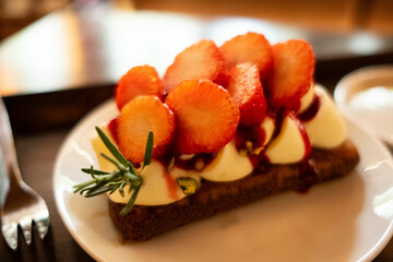 cake with strawberries
