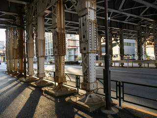 ガード下の鉄骨