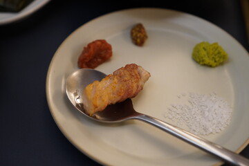 삼겹살 한 점과 곁들어 먹는 소스들