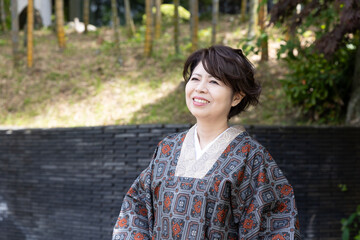 道行コートを着た着物姿の女性