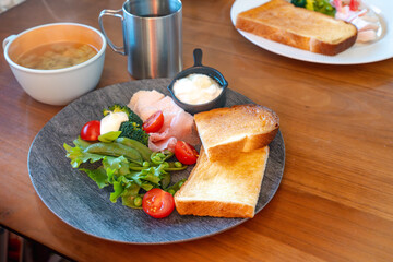 食卓に並ぶヘルシーなモーニングプレート