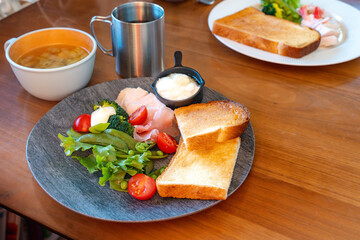 食卓に並ぶヘルシーなモーニングプレート