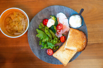 食卓に並ぶヘルシーなモーニングプレート