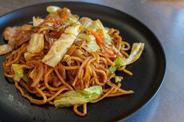 日差しが差し込む食卓の焼きそば