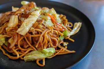 日差しが差し込む食卓の焼きそば