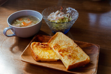 フレンチトーストとスープの朝食セット