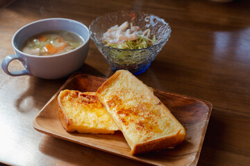 フレンチトーストとスープの朝食セット