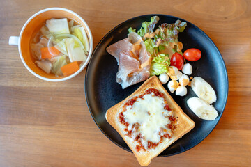 チーズトーストと野菜スープの朝食プレート
