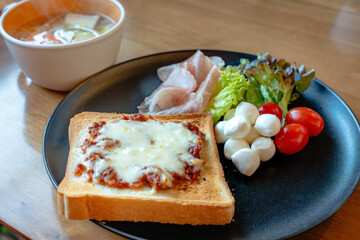 チーズトーストと野菜スープの朝食プレート